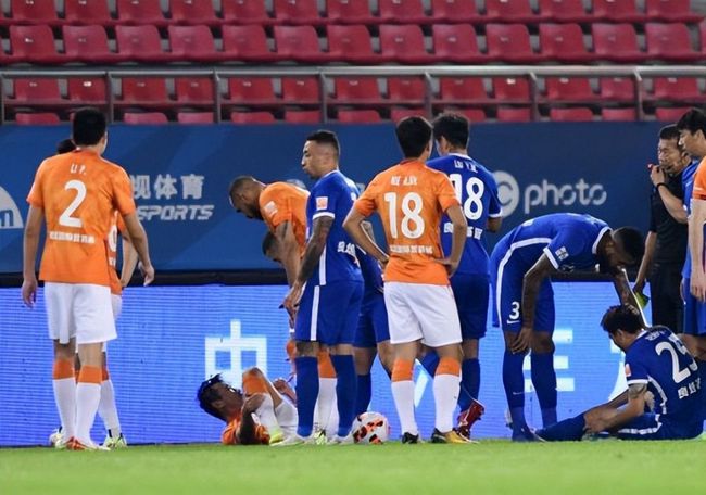 这算什么？范临渊淡淡道：你们难道忘了丐帮的人都是怎么死的了？十几个人被焊死在车里沉了江，尸体到现在都没打捞上来，知道等待他们的命运是什么吗？司机笑道：人都死了，还有什么命运啊？范临渊说：江水里有的是鱼虾蟹，一辆车焊的铁笼子，沉在江底，里面还有十几具尸体，这些人早晚都会被那些鱼虾蟹吃成白骨，大鱼吃肉，小鱼吃皮，你们都在鱼疗店做过小鱼按摩吧？那种鱼，连皮屑都会吃的一干二净，用不了多长时间，他们的骨头上连一丝肉都不会留下。